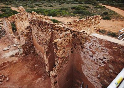 This shows the non-existent wall capping