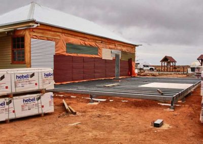 Pallets of Hebel are positioned ready to be lifted onto the girders for laying